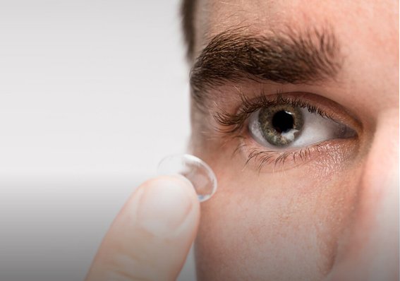 A man trying to wear contact lens